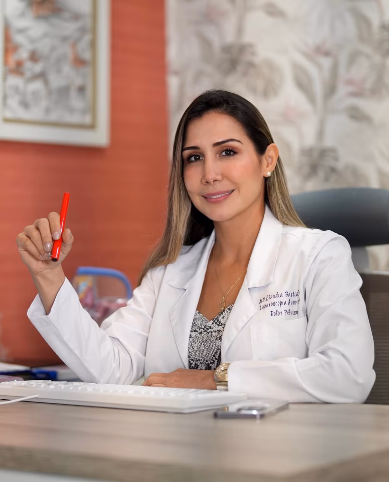 La Dra. Claudia Bastidas Guarín, ginecóloga especialista en endometriosis y dolor pélvico, en su consultorio de Clínica Imbanaco en Cali